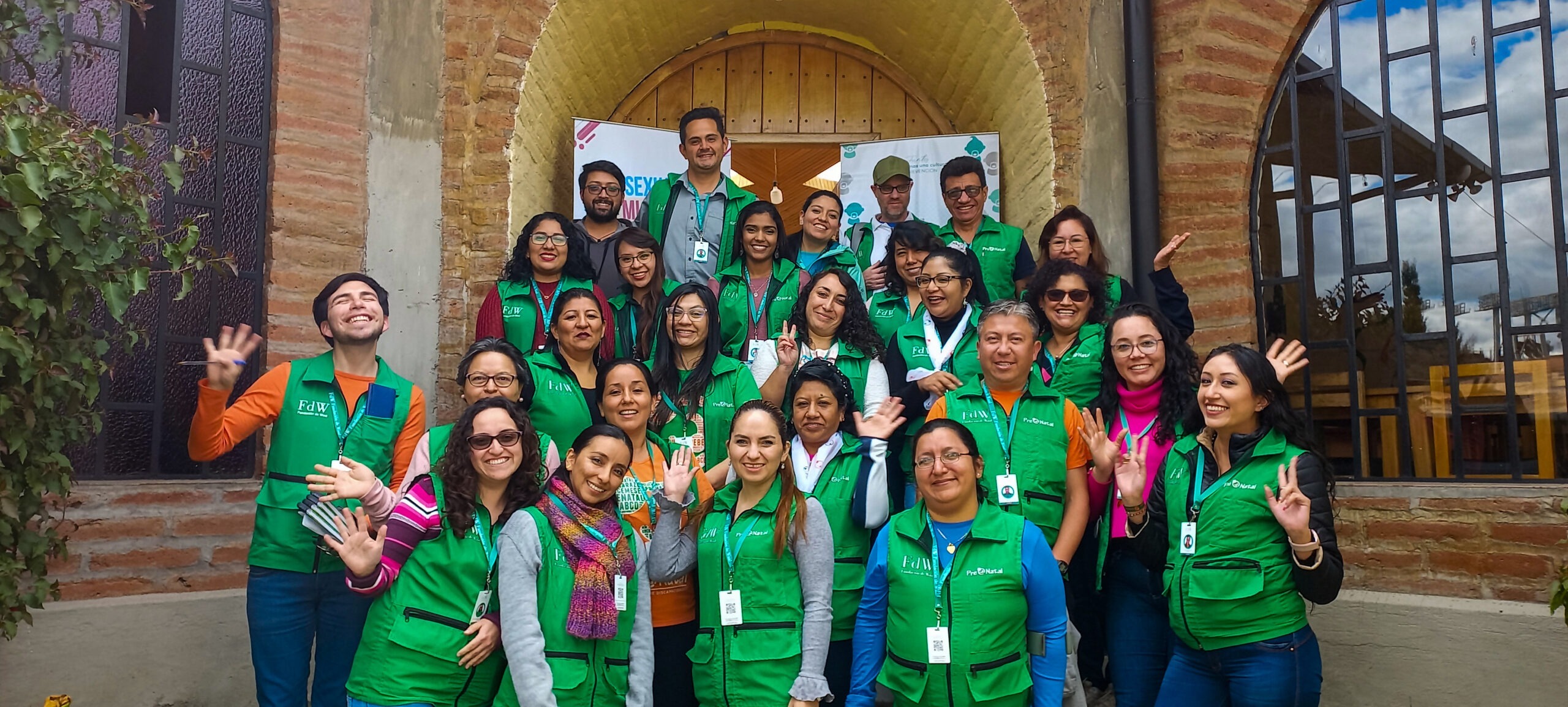 Mediadores de Fundación De Waal posan para foto grupal.