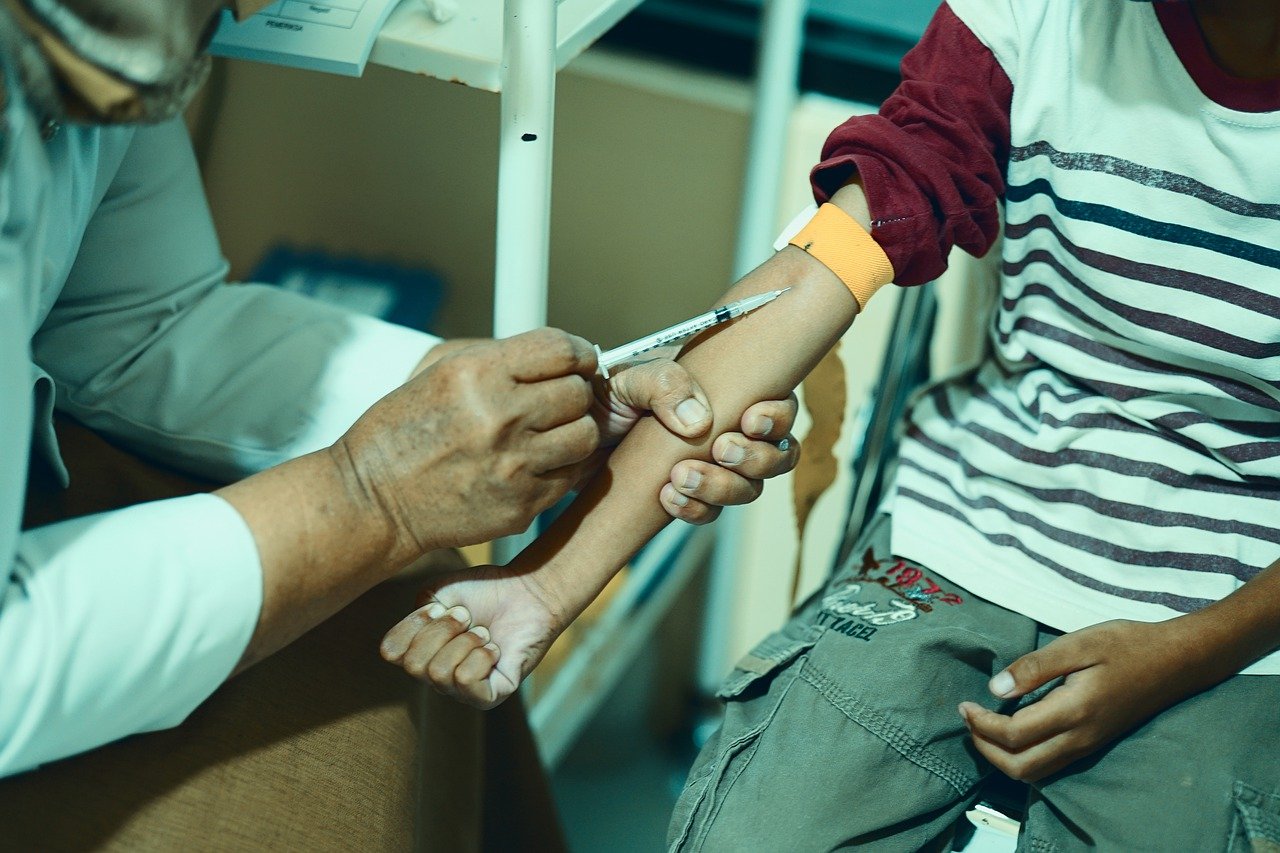 Niño es vacunado como parte de prevención del cáncer infantil.