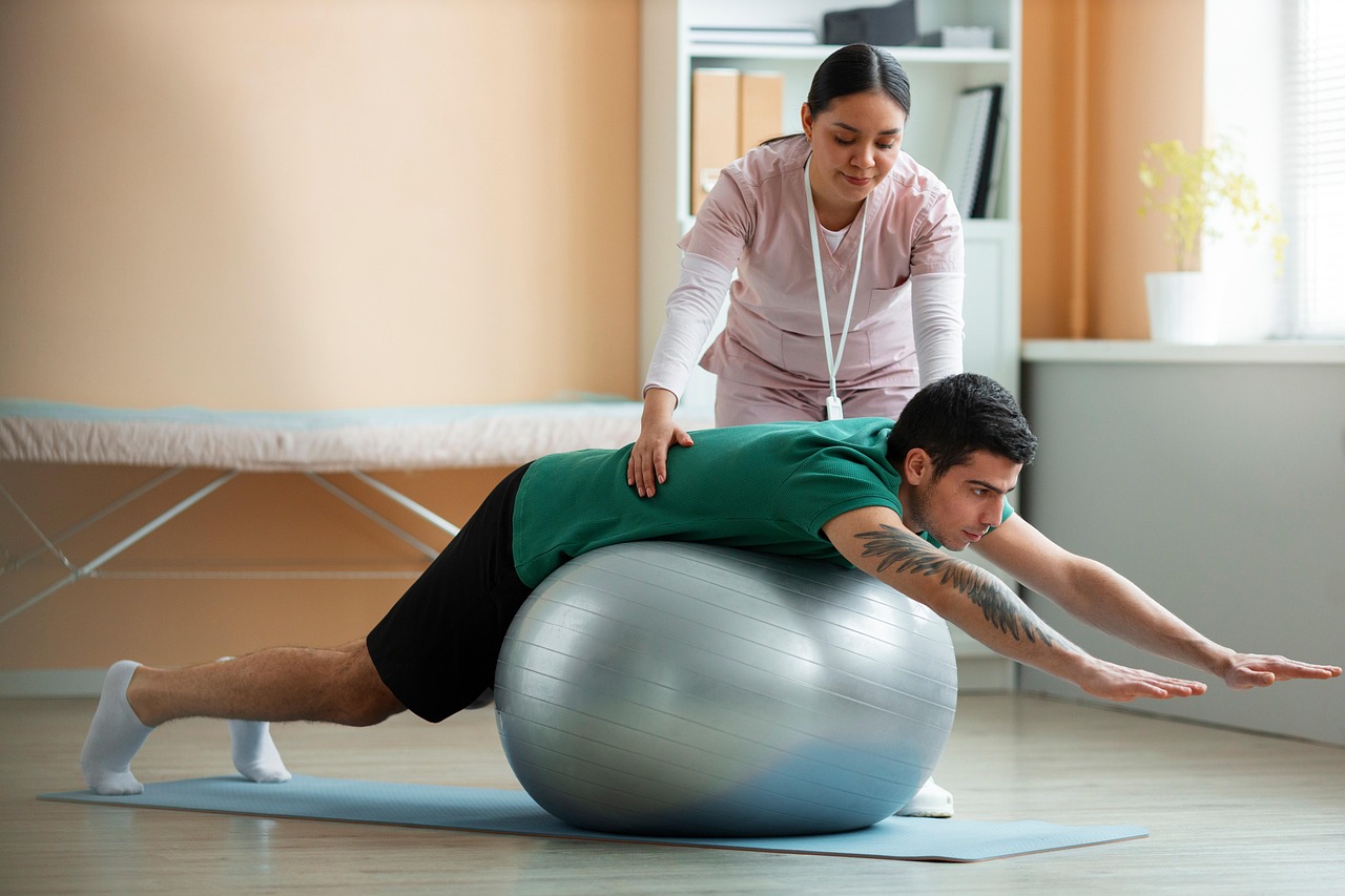 Ejercicio de salud masculina con pelota y apoyo médico.