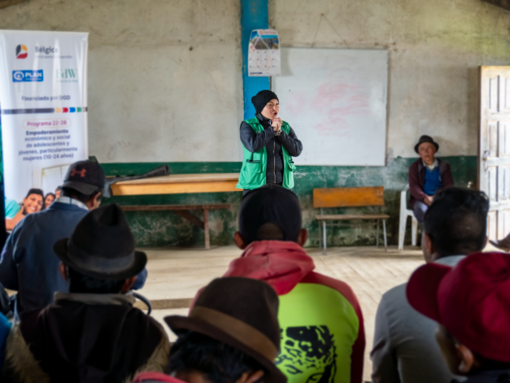 DGD Project. Iemand van de Waal Foundation geeft een educatieve lezing aan een groep deelnemers.